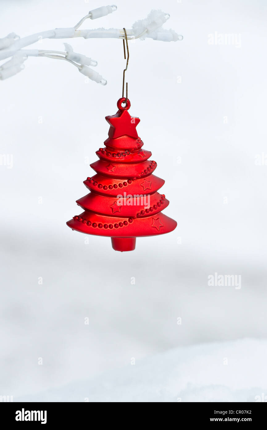 Red Chistmas tree decorazione nella neve Foto Stock