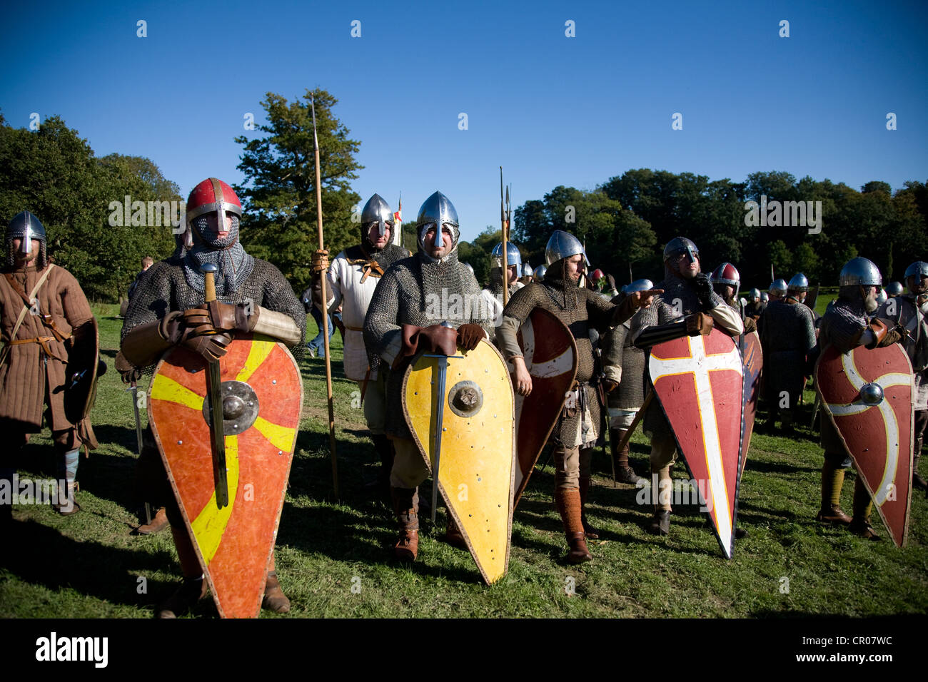 Regno Unito. In Inghilterra. Rievocazione storica del 1066 Battaglia di Hastings. East Sussex. Gli uomini in chainmail con scudi. Foto Stock