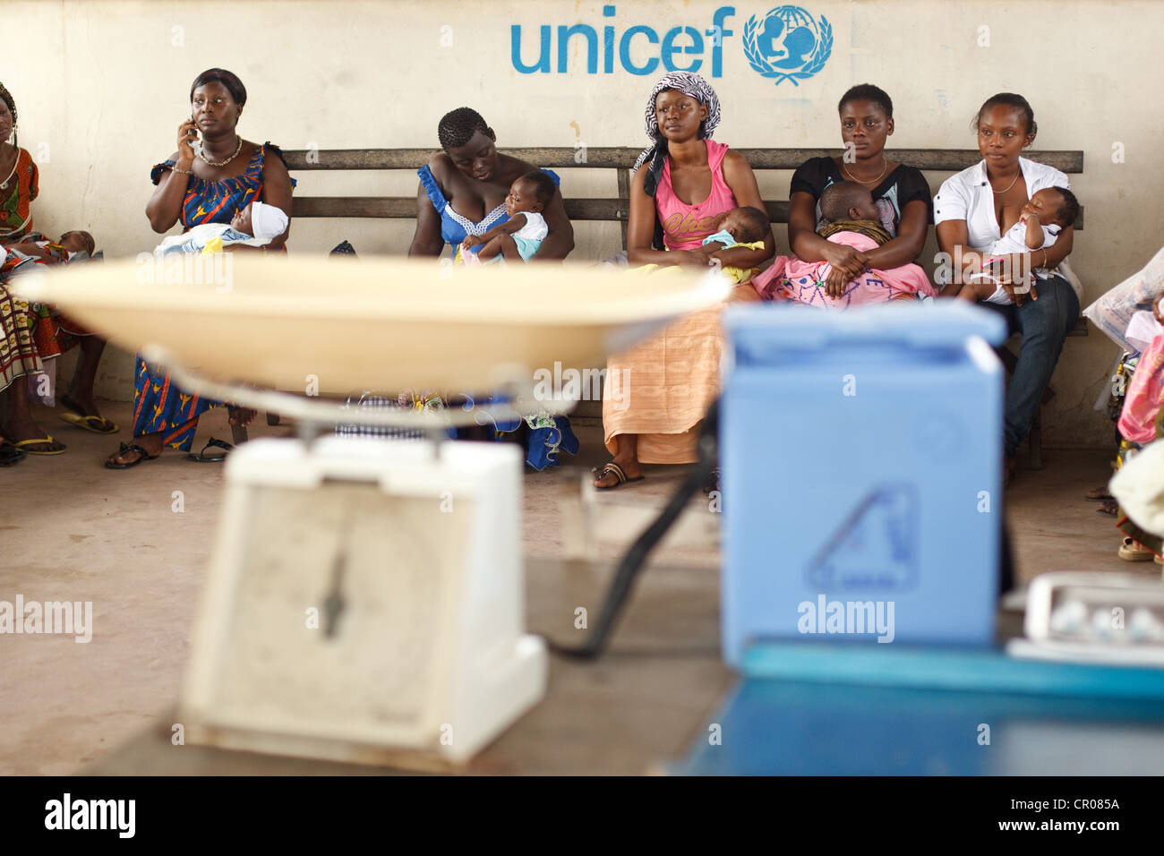 Le donne di attendere che i loro figli siano vaccinati durante una routine una visita di follow-up al Henriette Konan Bédié Comunità ospedale Foto Stock