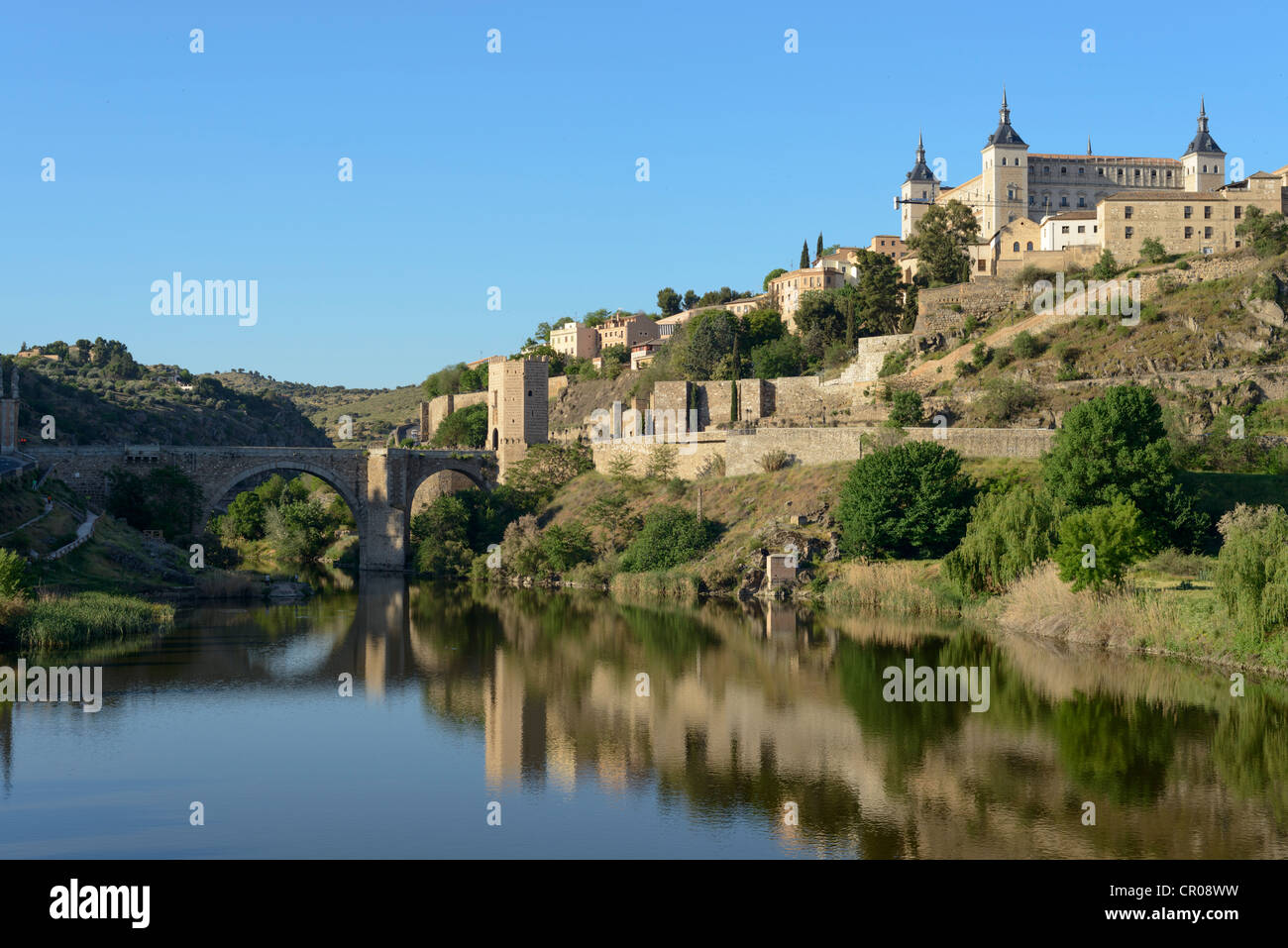 Fiume Tago con San Martin Bridge e l'Alcazar, Toledo,Spagna Foto Stock