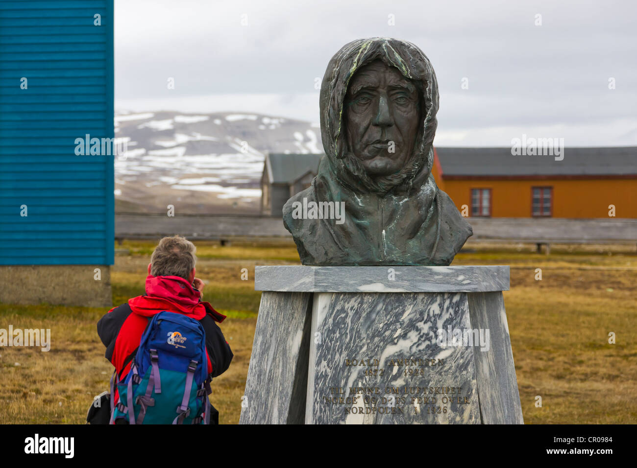 Statua di esploratore polare, Roald Amundsen, Ny Alesund, Spitsbergen, Norvegia Foto Stock