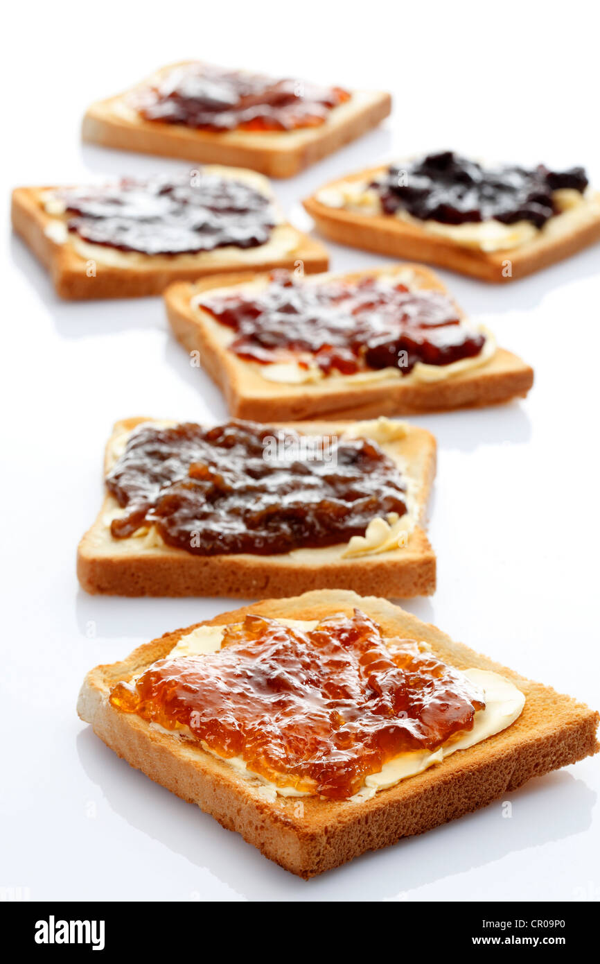 Sei fette biscottate con marmellate varie, rabarbaro marmellata, confettura di albicocche, confettura di fragole, marmellata di arance Foto Stock