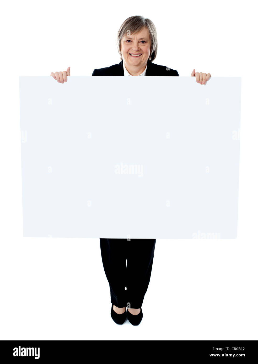 Sorridente imprenditrice tenendo un fustellato poster contro uno sfondo bianco Foto Stock