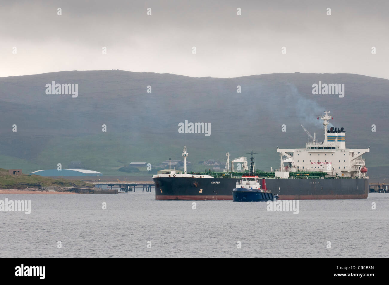 Petroliera Sarpen e barca pilota Shalder negoziando Sullom Voe nelle isole Shetland. Giugno 2010. Foto Stock