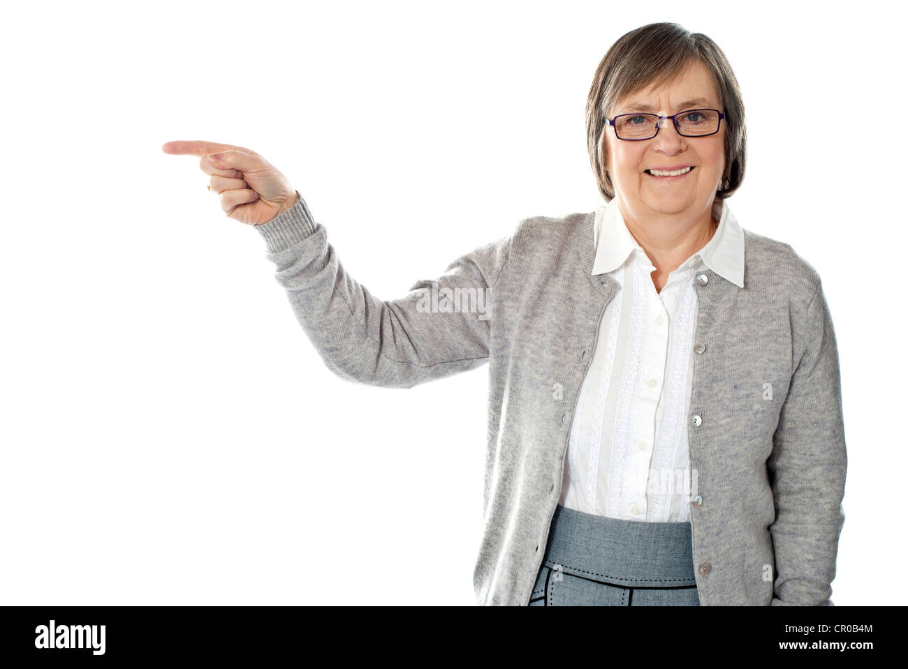 Ritratto di bella donna invecchiato indicando copyspace Foto Stock