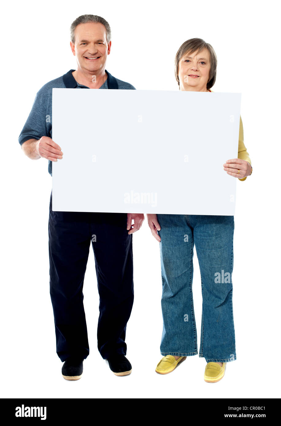 Felice coppia senior tenendo un cartello bianco. A piena lunghezza ritratto Foto Stock