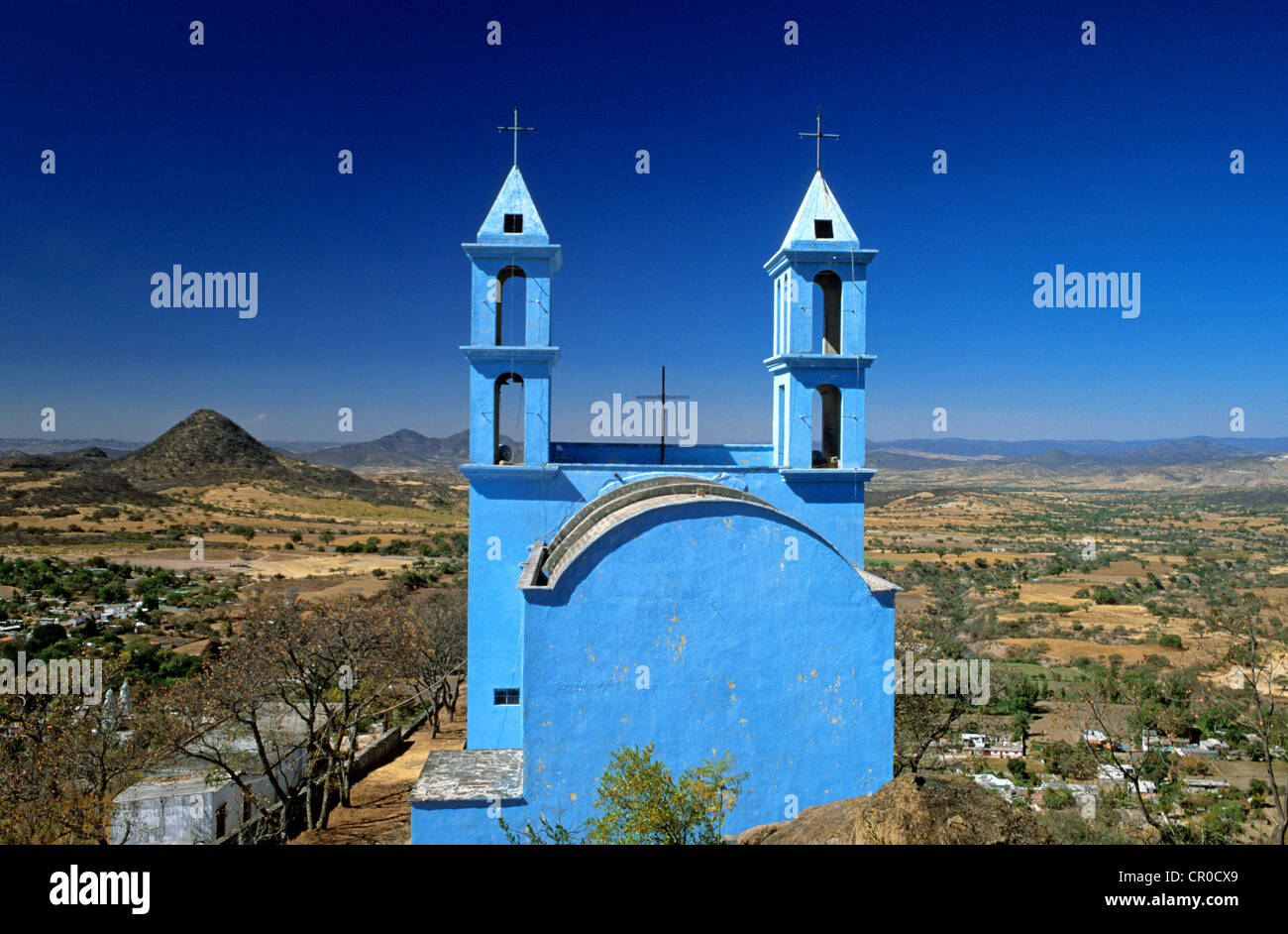 Messico, Puebla Stato, Chila de Las Flores, Virgen del Sagrado Corrazon Chiesa e panorama sulla Sierra Madre Foto Stock
