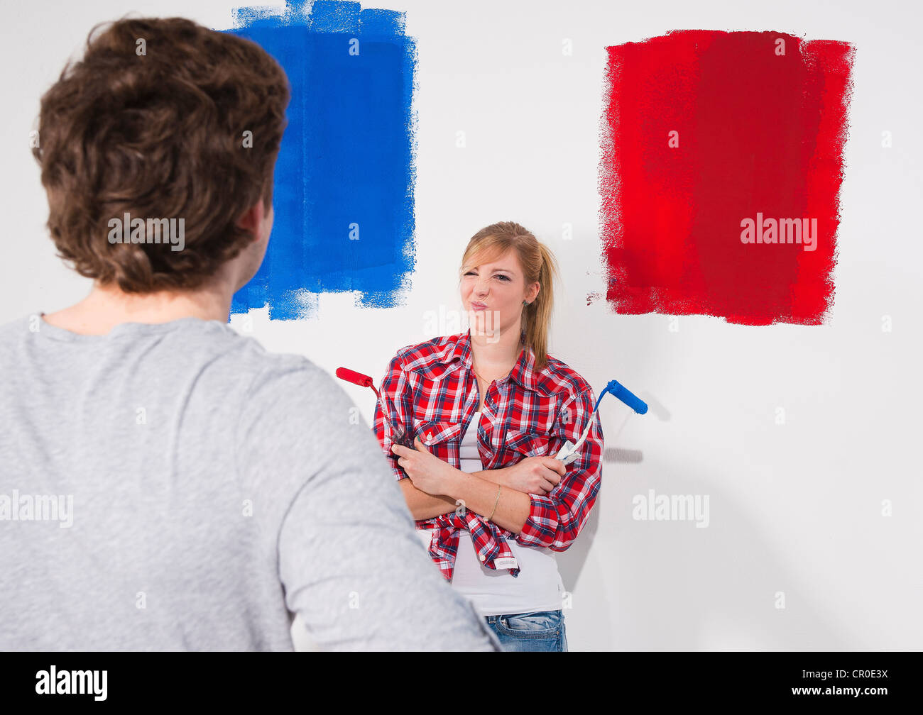Coppia giovane di campionamento parete di vari colori di vernice Foto Stock