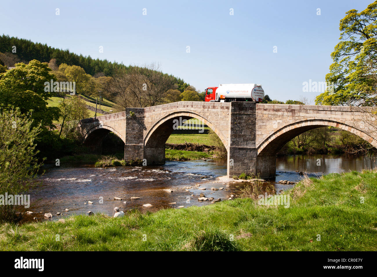 Rurale di olio combustibile petroliera consegna attraversando Barden ponte in Wharfedale Yorkshire Dales Inghilterra Foto Stock