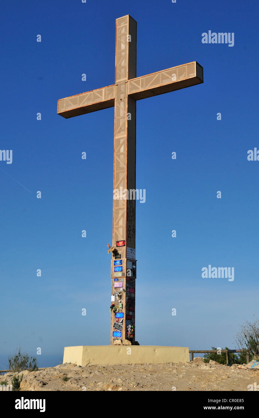 Grande Croce di legno su di una collina che si affaccia sul Benidorm, Costa  Blanca, Spagna, Europa Foto stock - Alamy