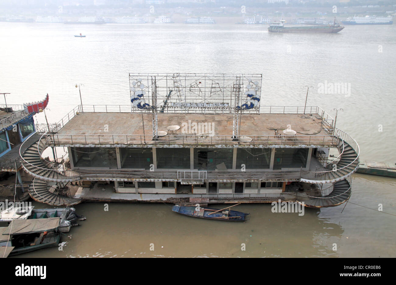 Una barca abbandonata sul Fiume Yangtze, a Chongqing. Foto Stock