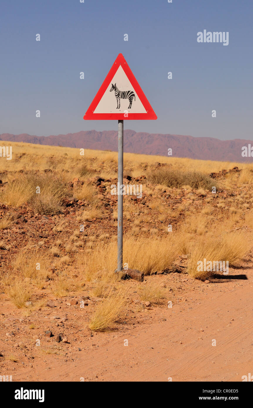 Segnale di avvertimento per indicare le zebre all'ingresso del Namib Rand Riserva Naturale, Namib Desert, Namibia, Africa Foto Stock
