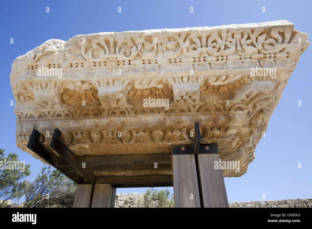 Artefatto architettonico che mostra l'ornamentazione di un cornicione e gable storico a Cesarea Maritima, Israele Foto Stock