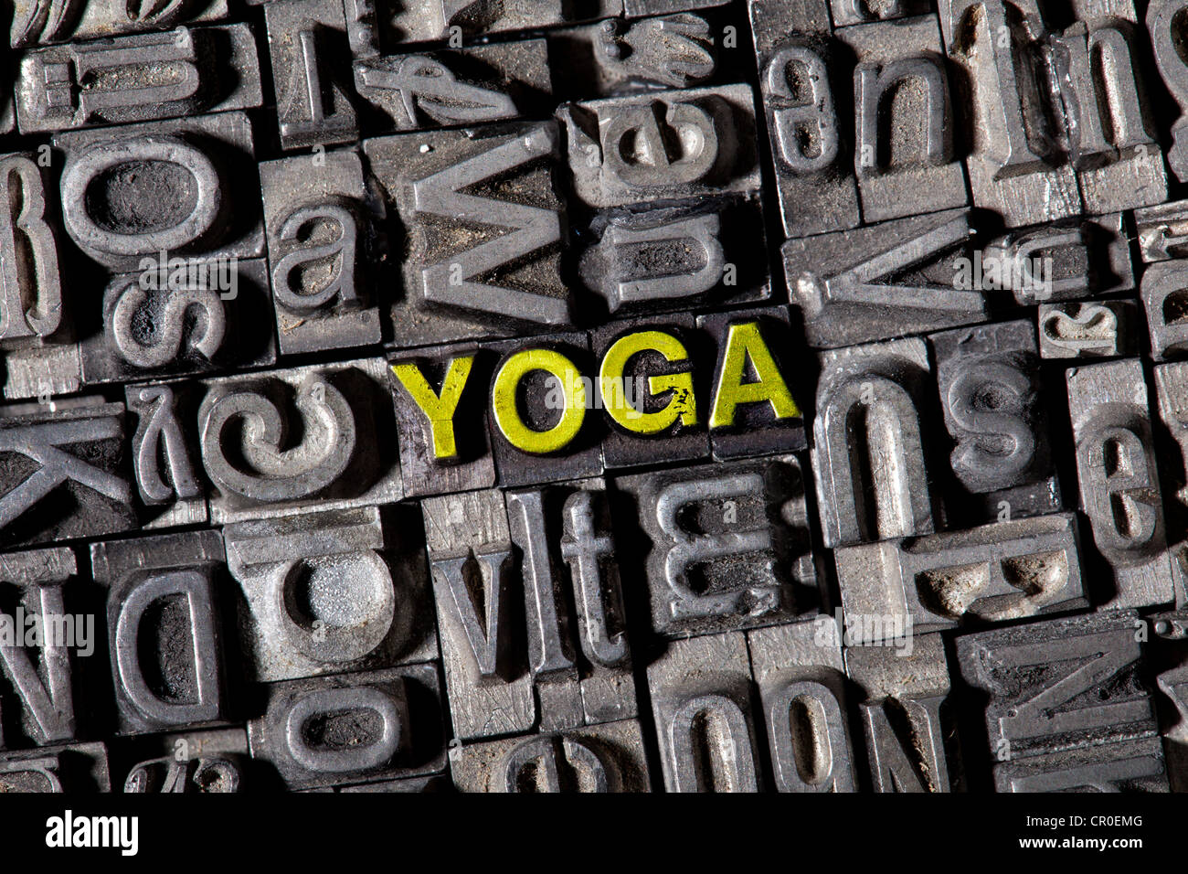 Vecchio portano lettere che compongono la parola yoga Foto Stock
