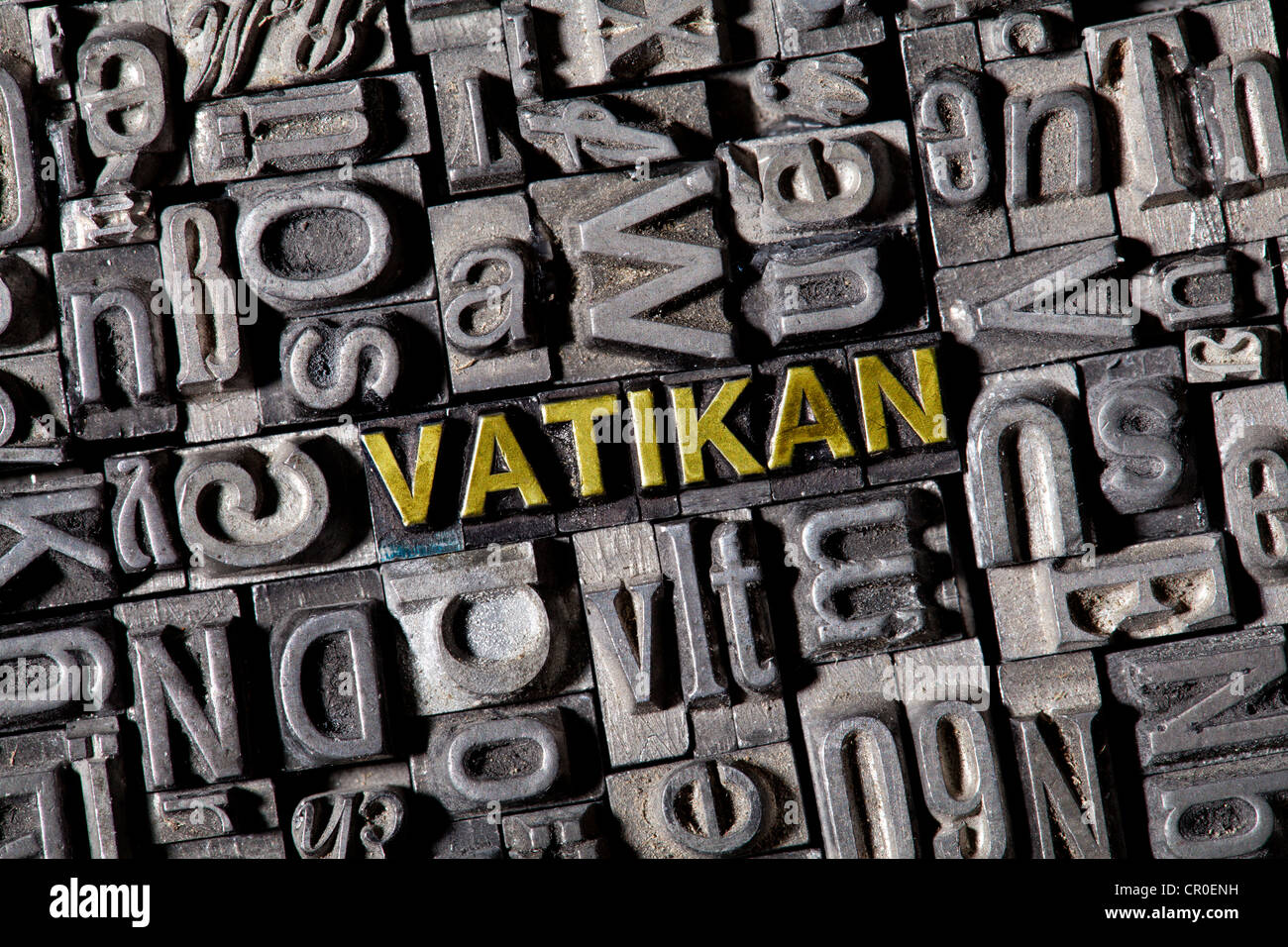 Vecchio portano lettere che compongono la parola Vatikan, tedesco per il Vaticano Foto Stock