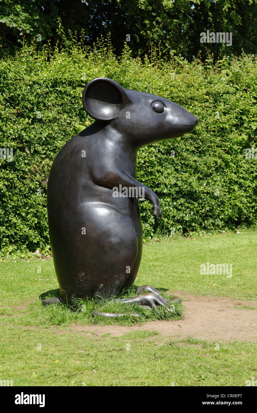 Robert Burns Birthplace Museum Poet's Path, Monumento gigante di Kenny Hunter a un mouse ispirato dal poema a mouse, Alloway, Ayrshire, Scozia, Regno Unito Foto Stock