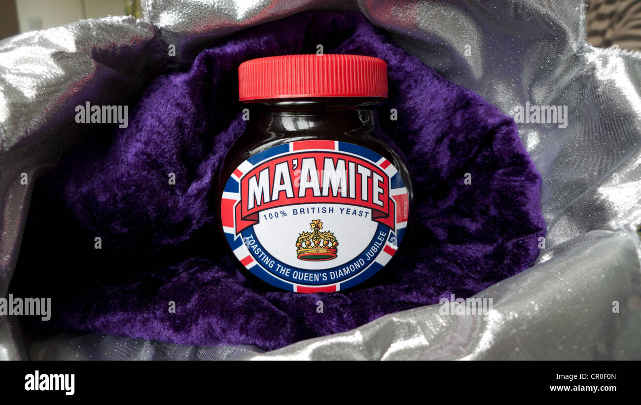 Ma'mite Giubileo giara di marmite con royal crown per commemorare la Regina Elisabetta II Diamond Giubileo 2012 KATHY DEWITT Foto Stock