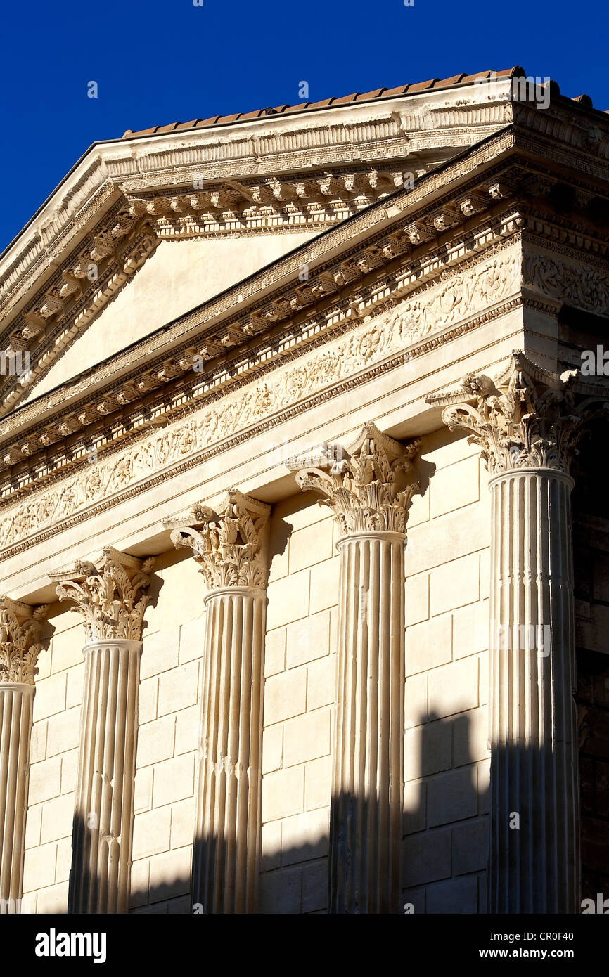 Francia, Gard, Nimes, Maison Carree, antico tempio romano (I secolo a.C.), il museo di arte contemporanea Foto Stock