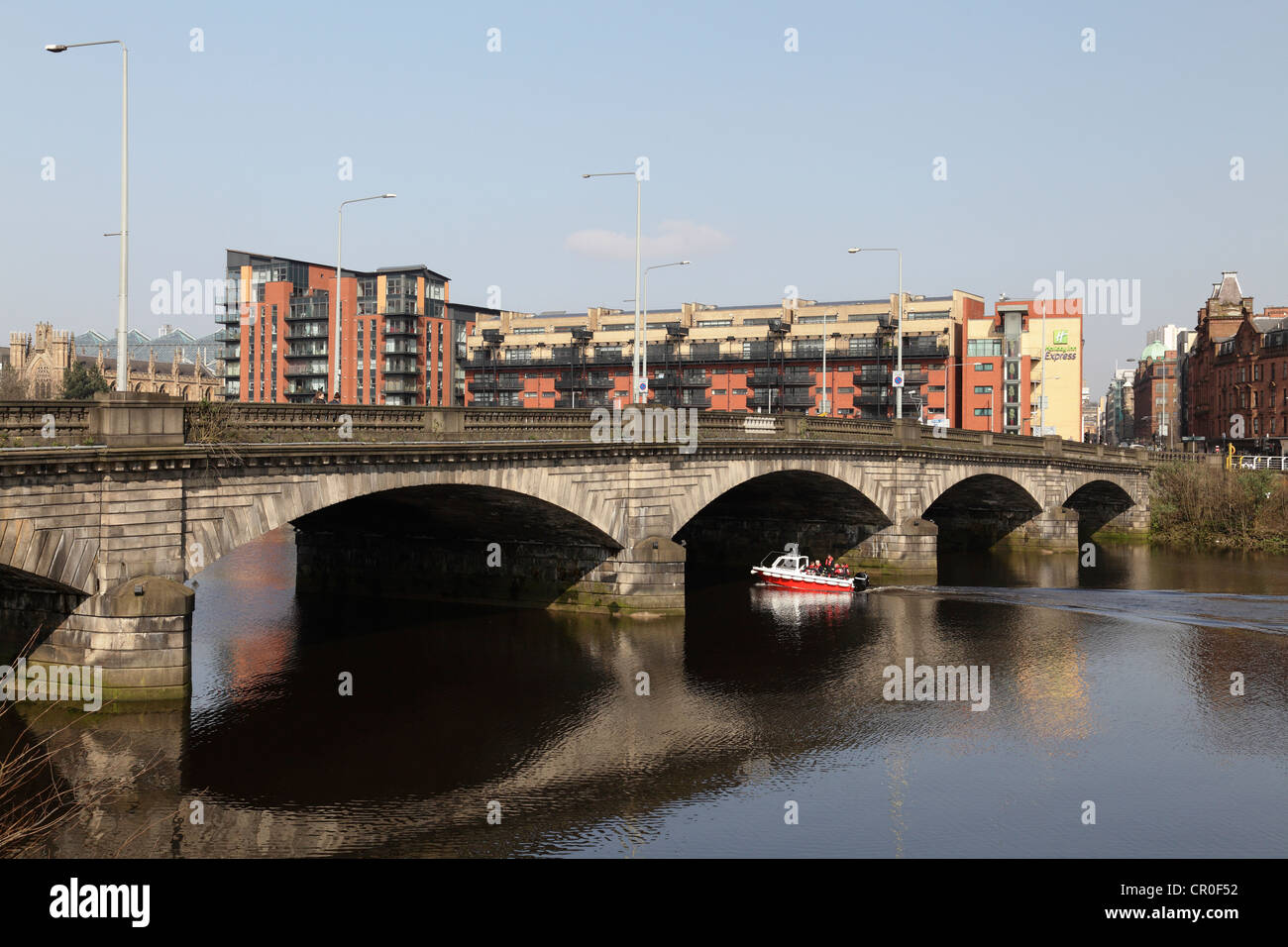 Guardando a nord attraverso il fiume Clyde fino al Victoria Bridge, aperto nel 1854, e Clyde Street, Glasgow, Scozia, REGNO UNITO Foto Stock