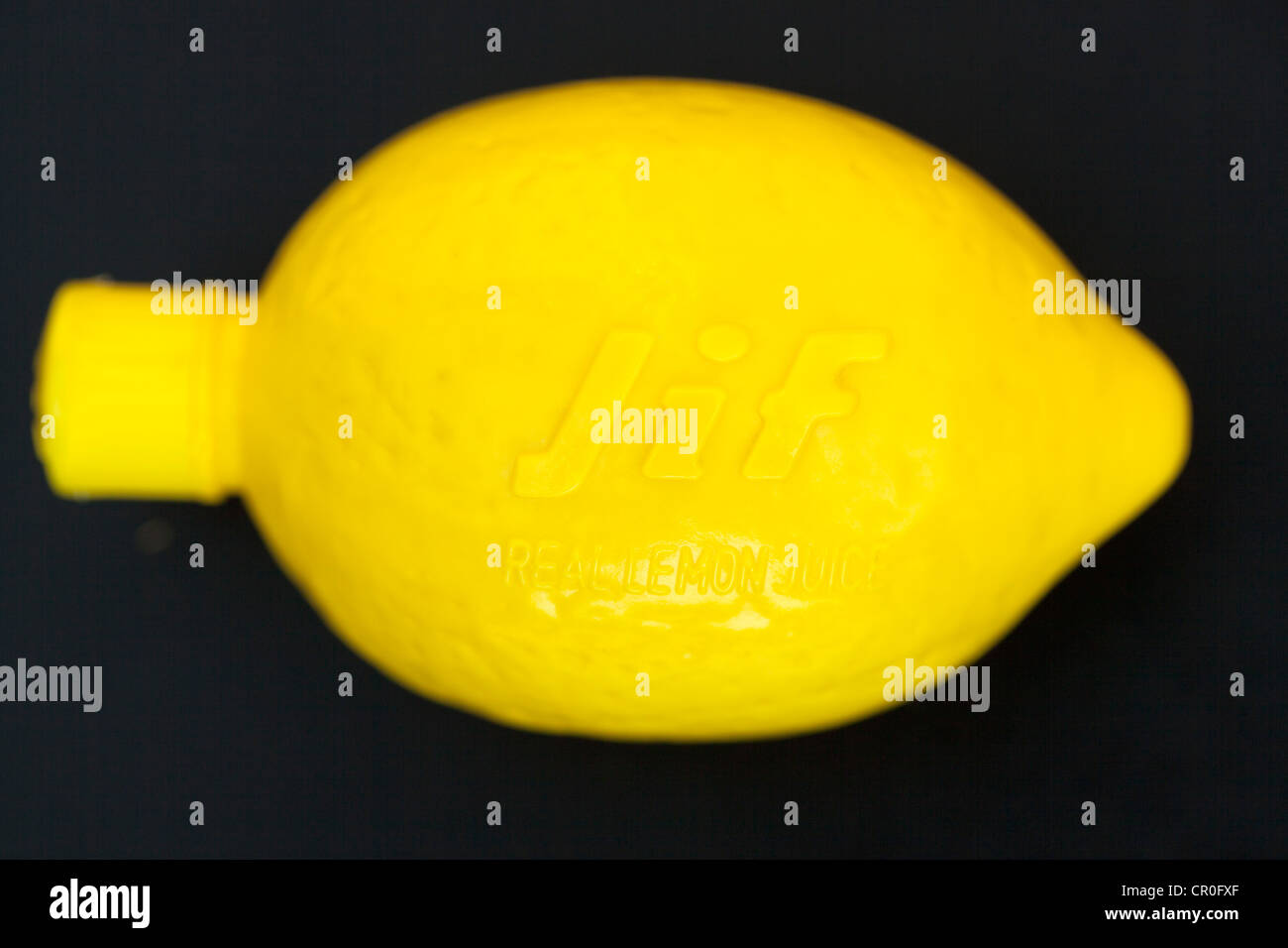 Jif succo di limone su sfondo nero Foto Stock