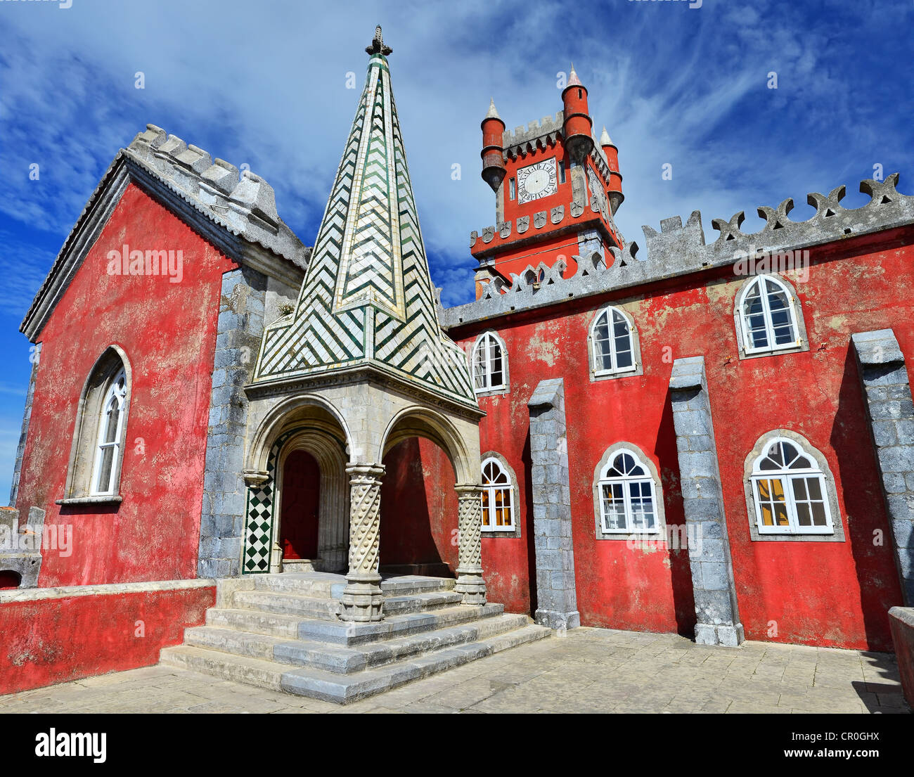 Pena Palace è il più completo e notevole esempio di architettura portoghese nel periodo romantico. Foto Stock