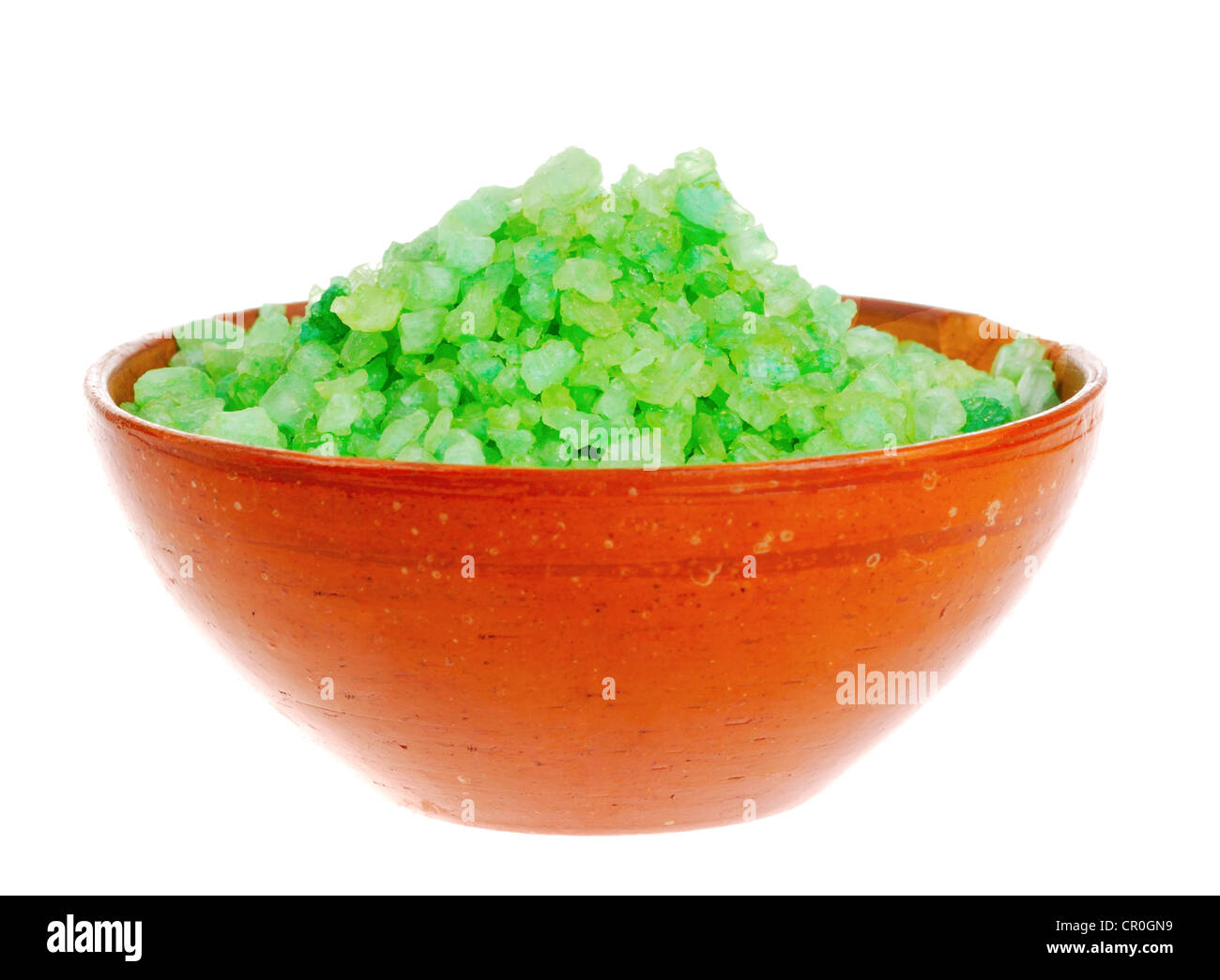Sale per bagno aromatico nel piatto di argilla su sfondo bianco Foto Stock