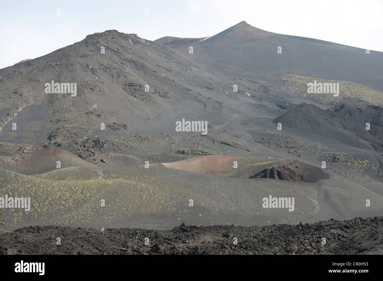 Gli escursionisti sul bordo dei Crateri Silvestri sulle pendici del Mt. Etna, Sicilia Foto Stock