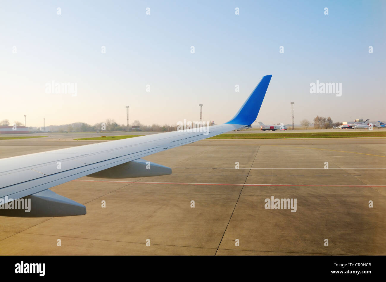 L'ala del velivolo con airport su sfondo Foto Stock