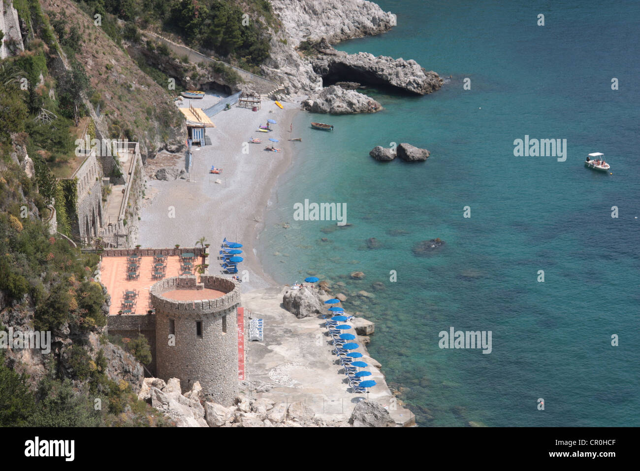 Torre in pietra e pittoresca spiaggia sulla costa di Amalfi vicino a Conca dei Marini, Italia Foto Stock