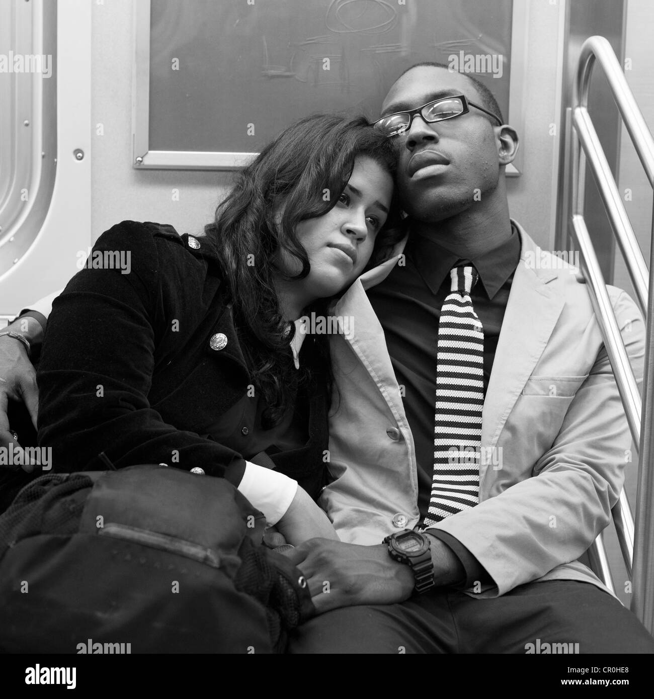 Una giovane coppia si rilassa insieme sulla metropolitana di New York City. Foto Stock