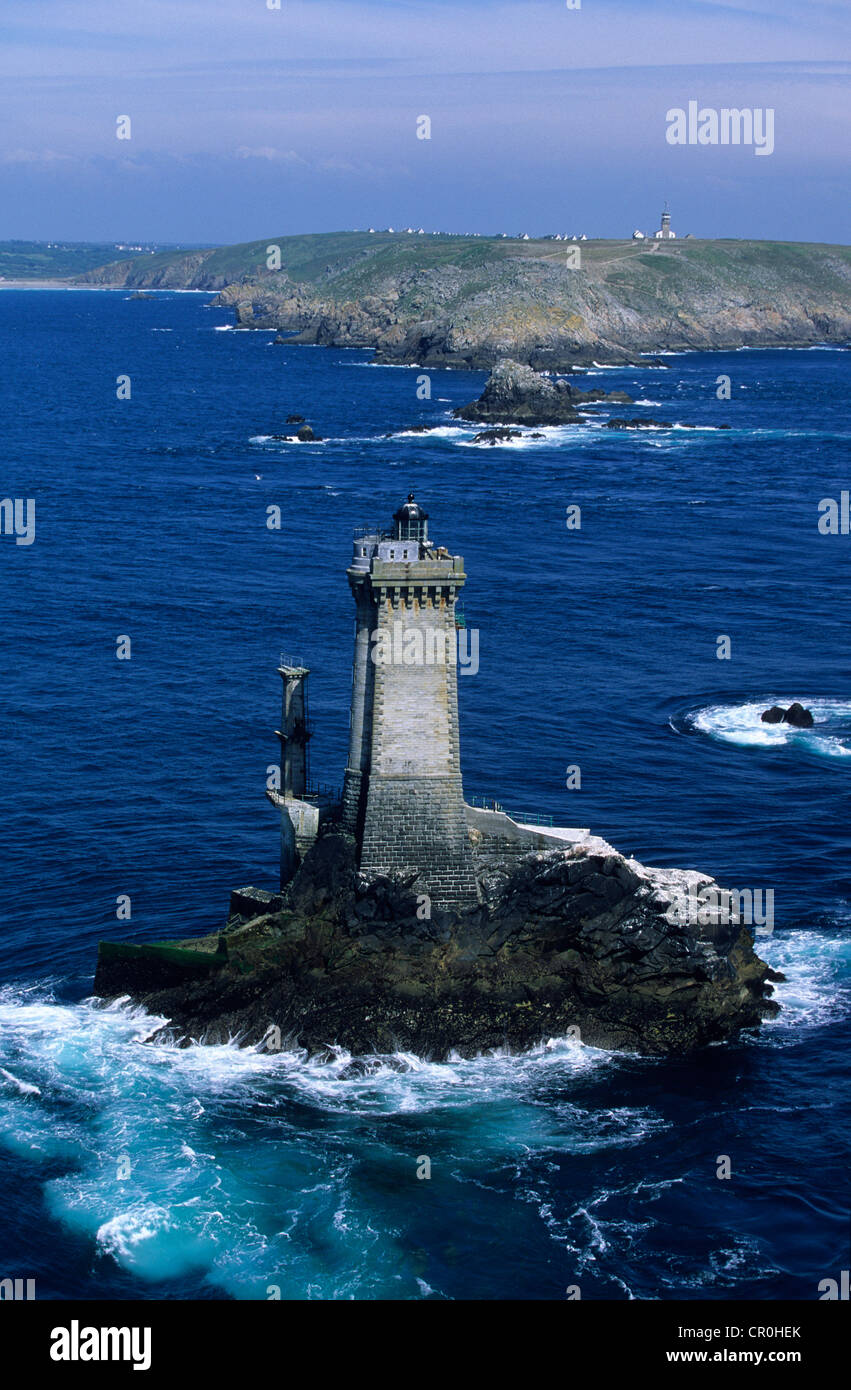 Francia, Finisterre, Iroise Mare, Plogoff, Pointe du Raz, Phare de la Vieille Faro (vista aerea) Foto Stock