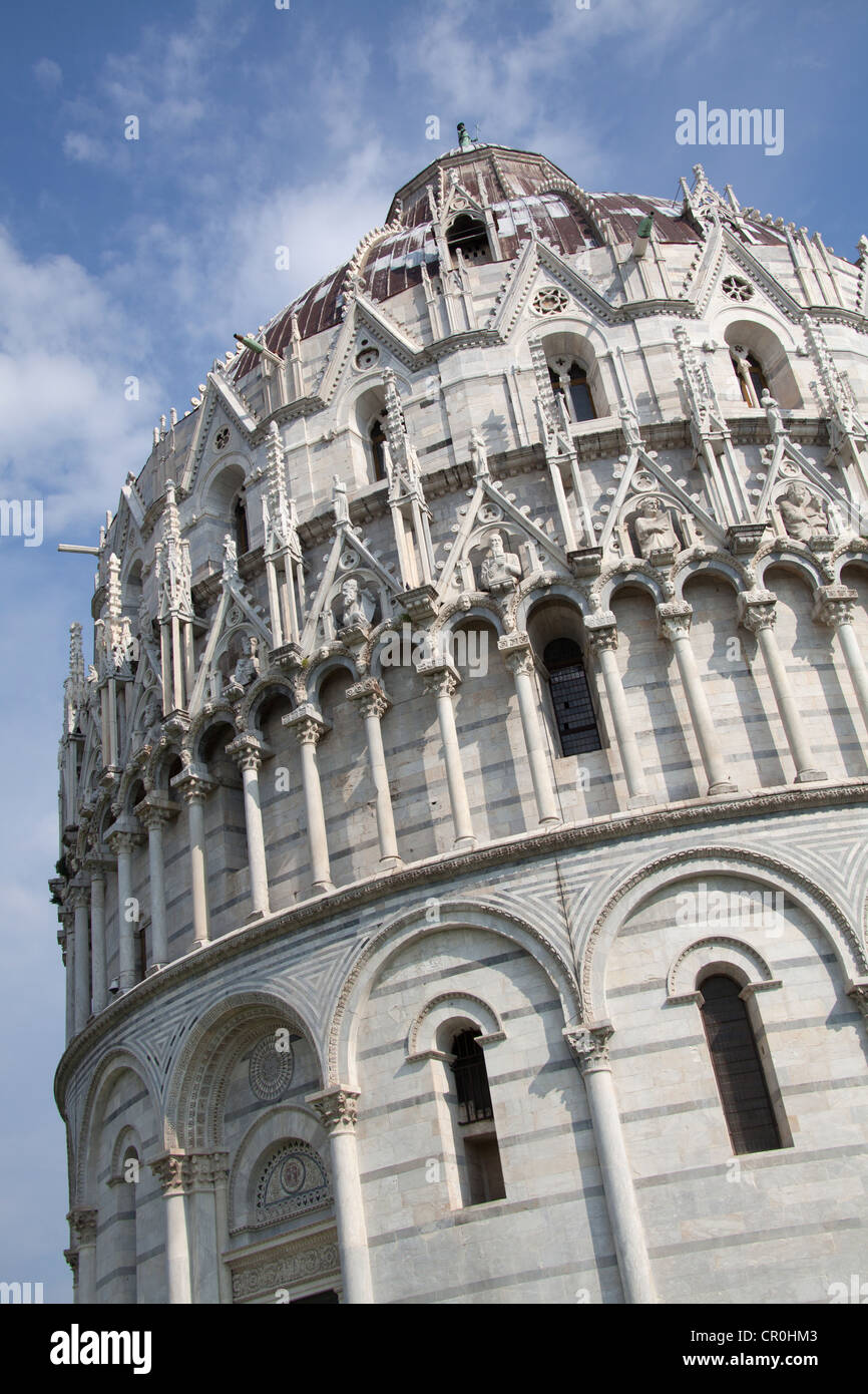 Città di Pisa, Italia. Chiudere fino angolo di visualizzazione del XII secolo il Battistero di Pisa è la Piazza dei Miracoli. Foto Stock