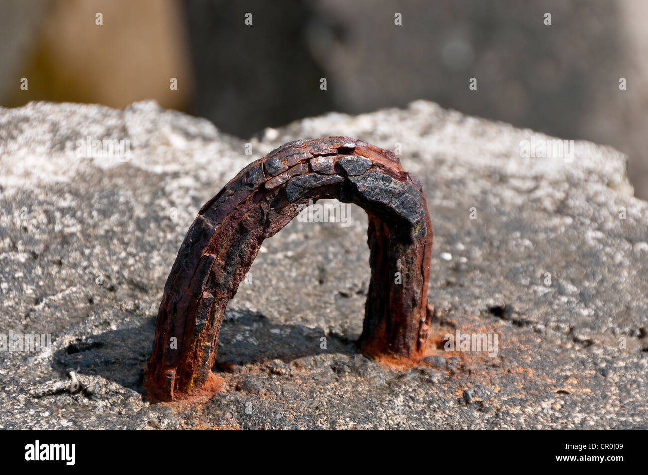 Rusty anello di montaggio di un blocco in calcestruzzo Foto Stock
