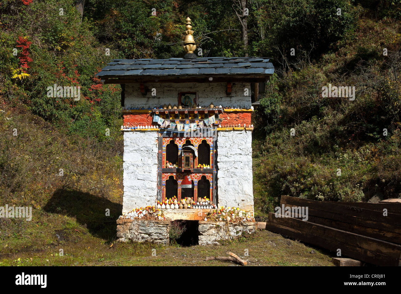 Piccolo rifugio per la preghiera buddista ruota all'ingresso Dochula Pass, Bhutan, Asia del Sud Foto Stock