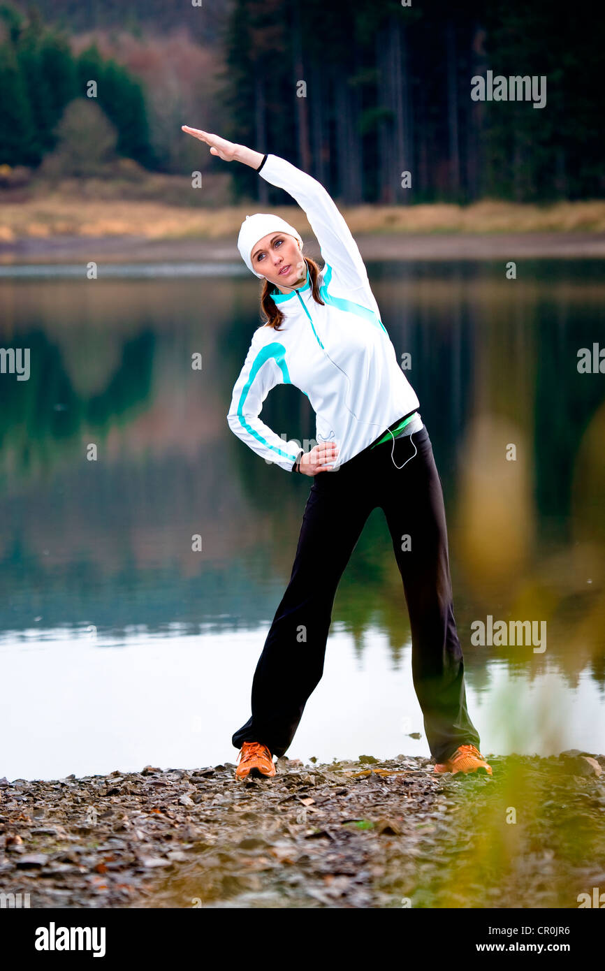 Giovane donna stretching per jogging Foto Stock