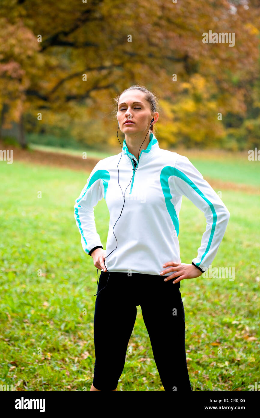 Giovane donna stretching per jogging Foto Stock