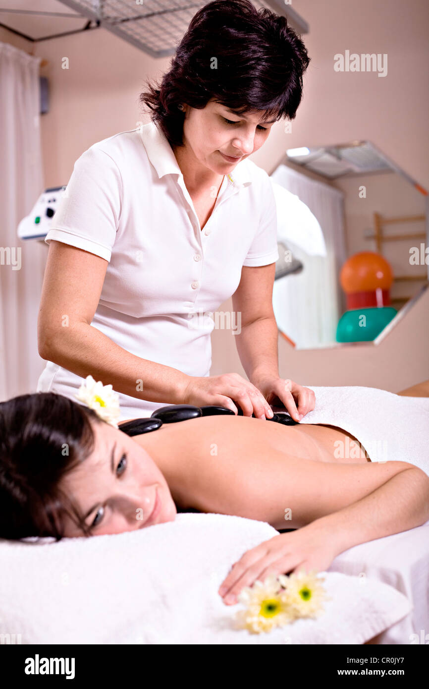 Paziente in una terapia fisica pratica di ricevere un massaggio con pietre calde o il trattamento Foto Stock
