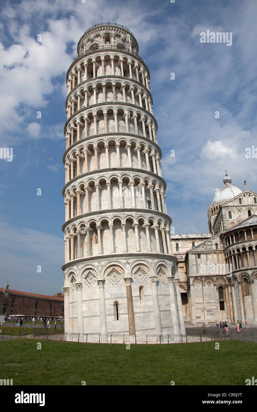 Città di Pisa, Italia. Vista pittoresca della Torre Pendente di Pisa con il Duomo in background. Foto Stock