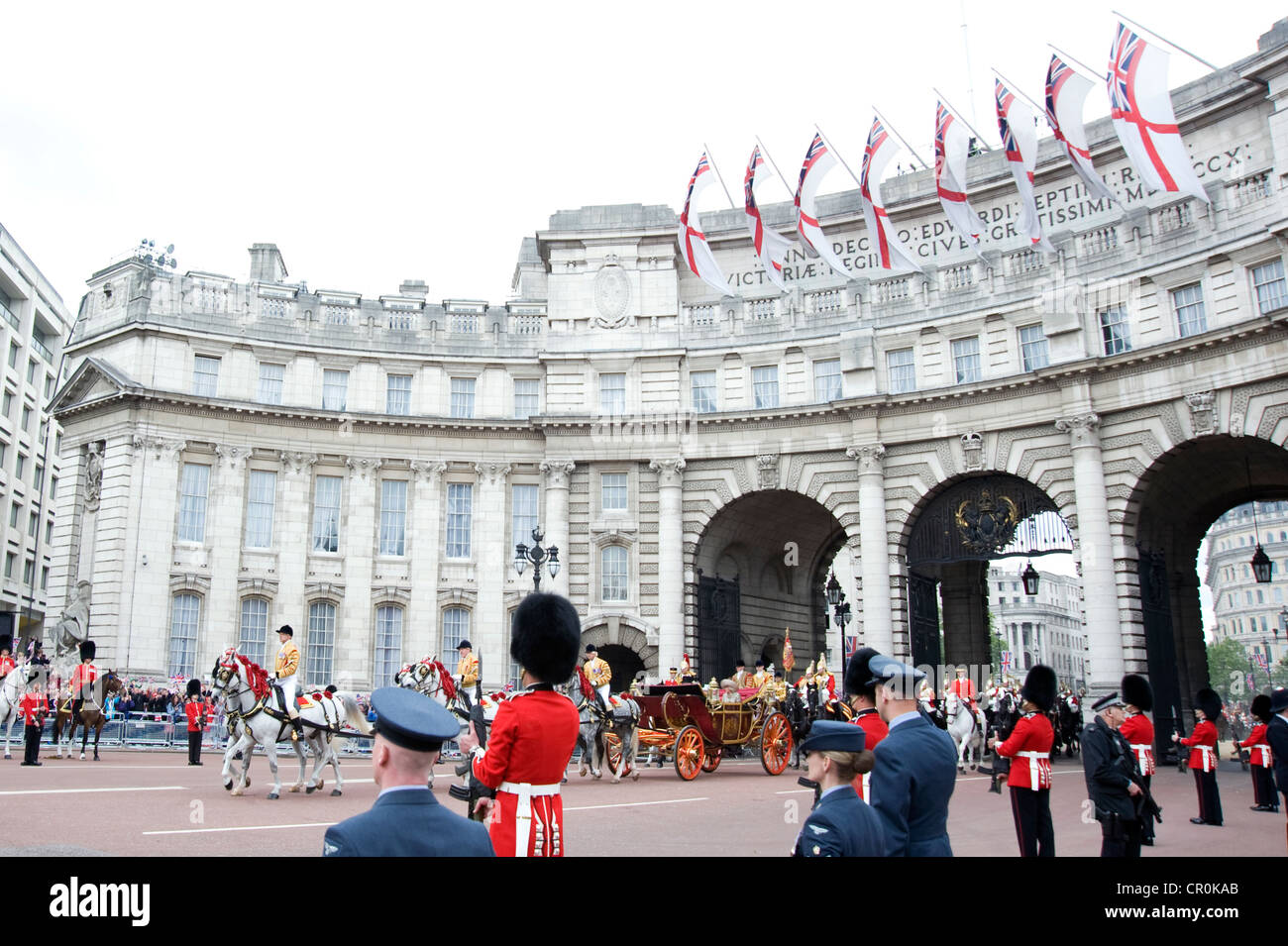 La Queen Elizabeth 2 carrello processione entra Mall attraverso la magnifica Admiralty Arch al diamante della regina Giubileo Foto Stock