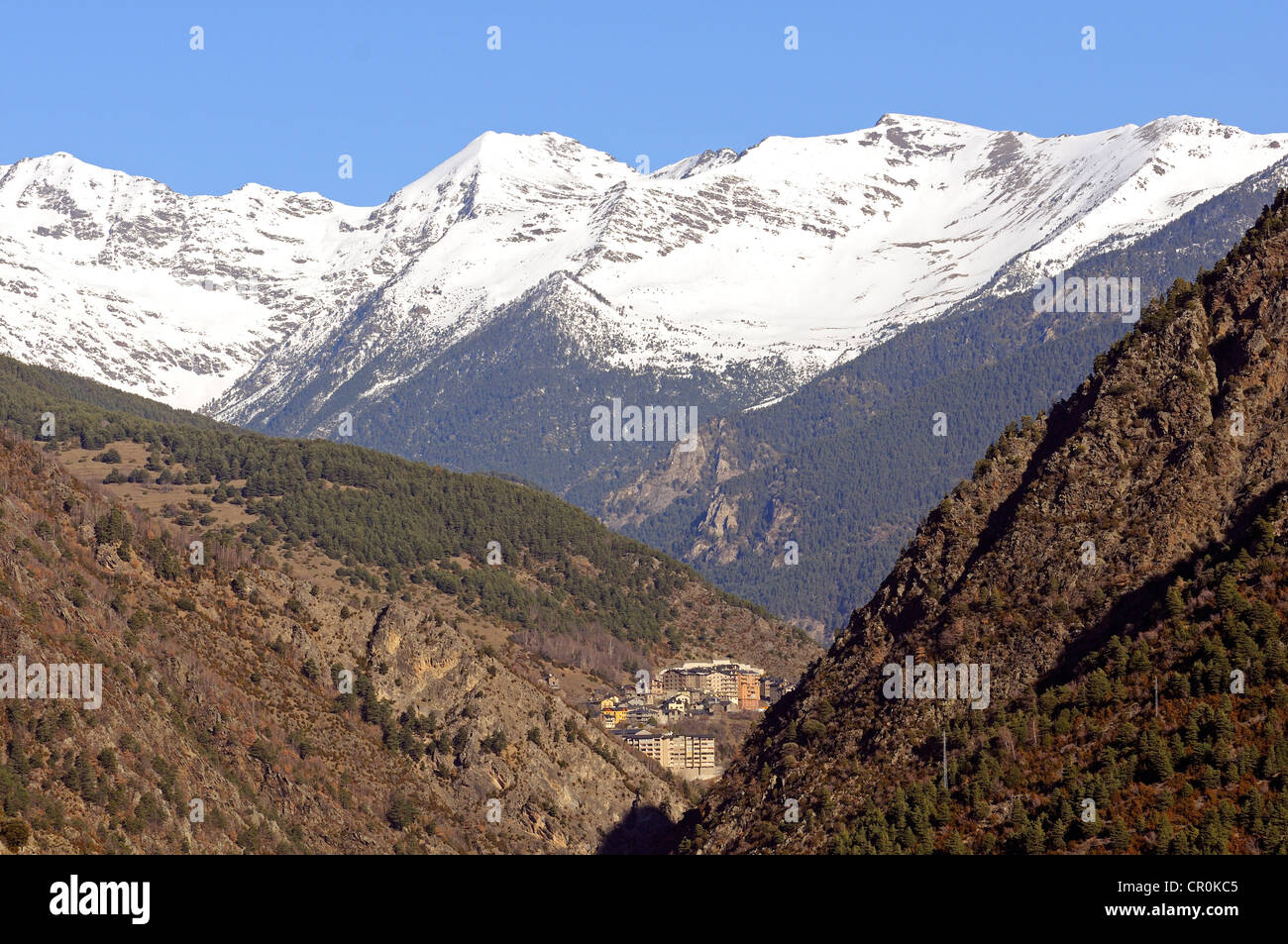 Vista da La Plana in Andorra La Vella guardando a nord verso il remoto villaggio montano di Sispony di fronte alle cime innevate Foto Stock