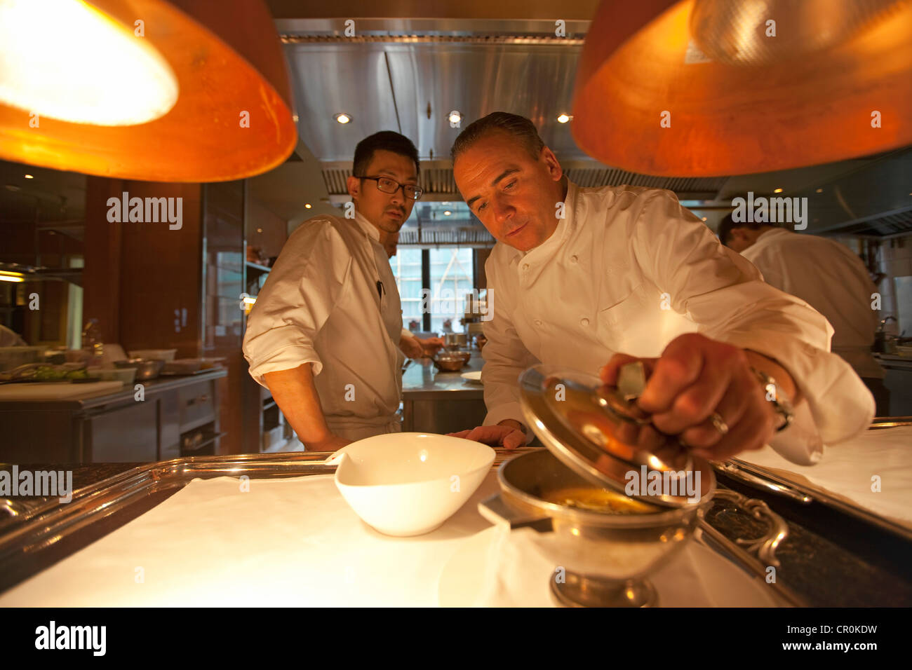 Cina Shanghai Chef francese Jean Georges Vongerichten proprietario del gruppo del ristorante sul Bund chiamato tre sul Bund per la cottura con il suo Foto Stock