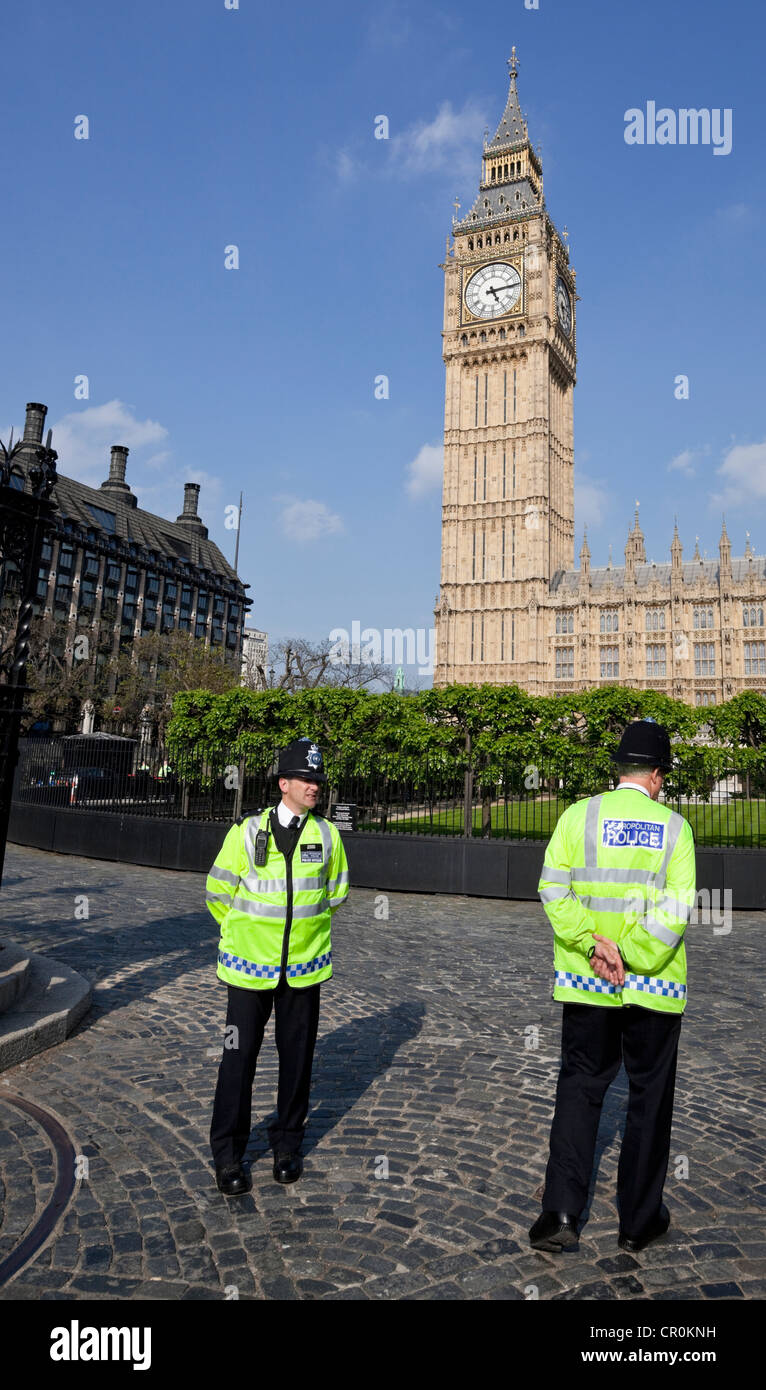 Due poliziotti a guardia di un ingresso della Casa del Parlamento, il London, England, Regno Unito Foto Stock