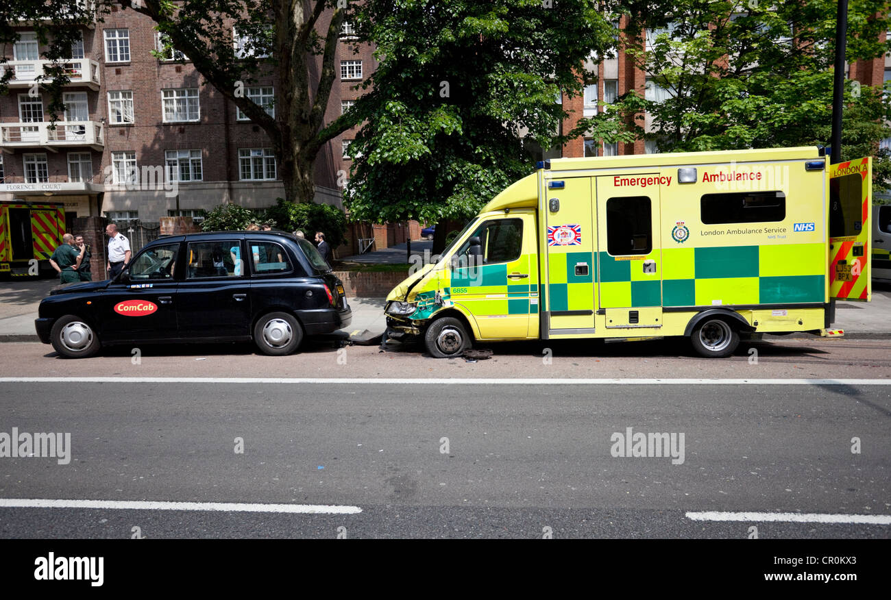 NHS ambulanza coinvolta in un incidente con un black cab, London, England, Regno Unito Foto Stock