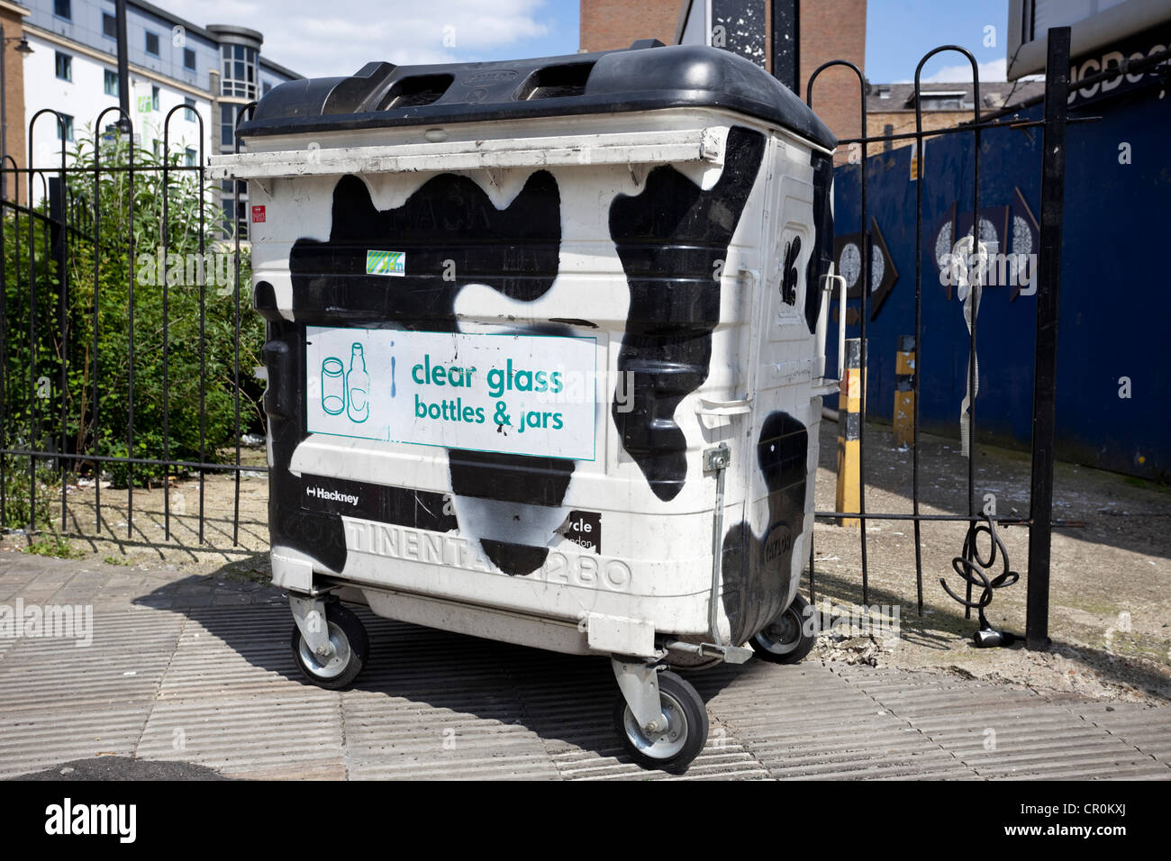 Contenitore per riciclaggio di bottiglie e vasetti di vetro, Londra, Inghilterra, Regno Unito. Foto Stock