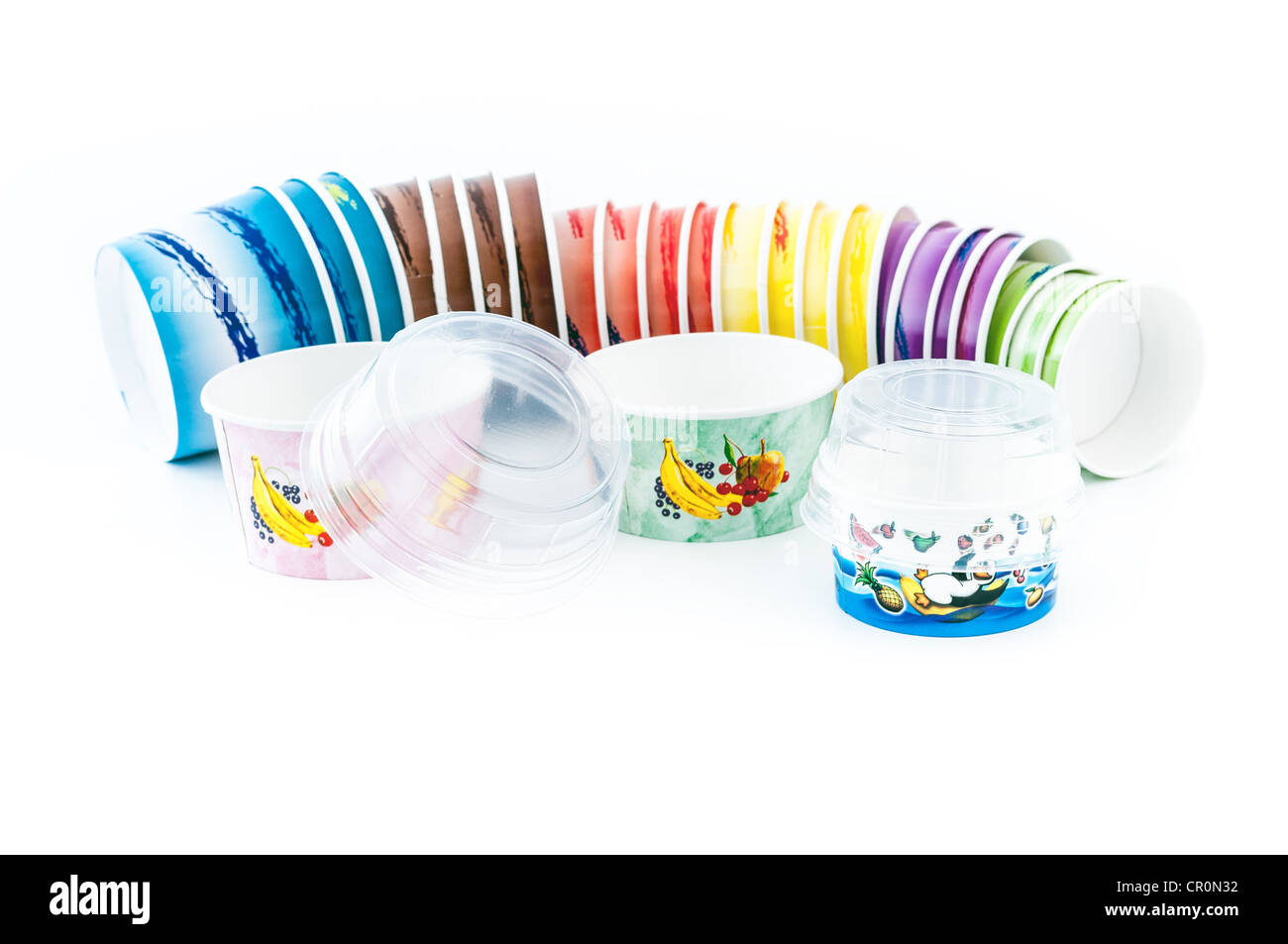 Colorato di gelati bicchiere di carta impilati su sfondo bianco con un coperchio trasparente Foto Stock