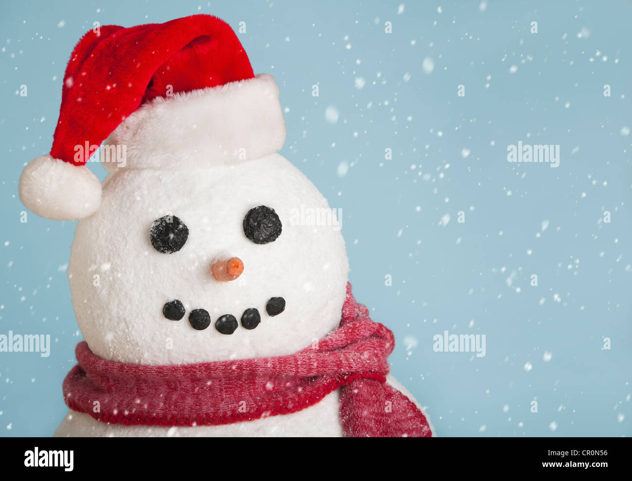 Studio shot di pupazzo di neve indossando Santa hat Foto Stock