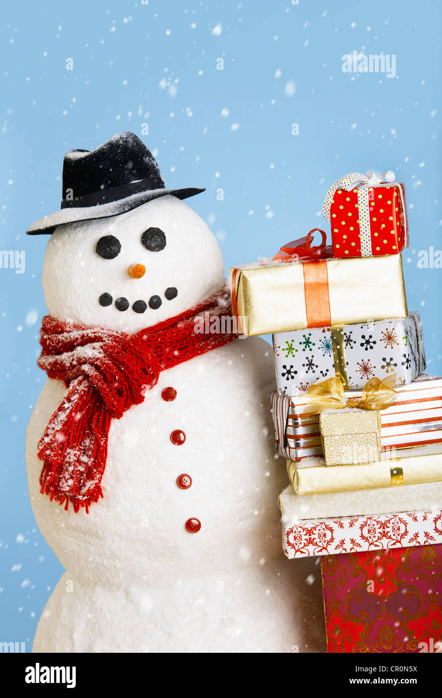 Studio shot di pupazzo di neve con i regali di Natale Foto Stock Studio shot di pupazzo di neve con i regali di Natale Foto Stock