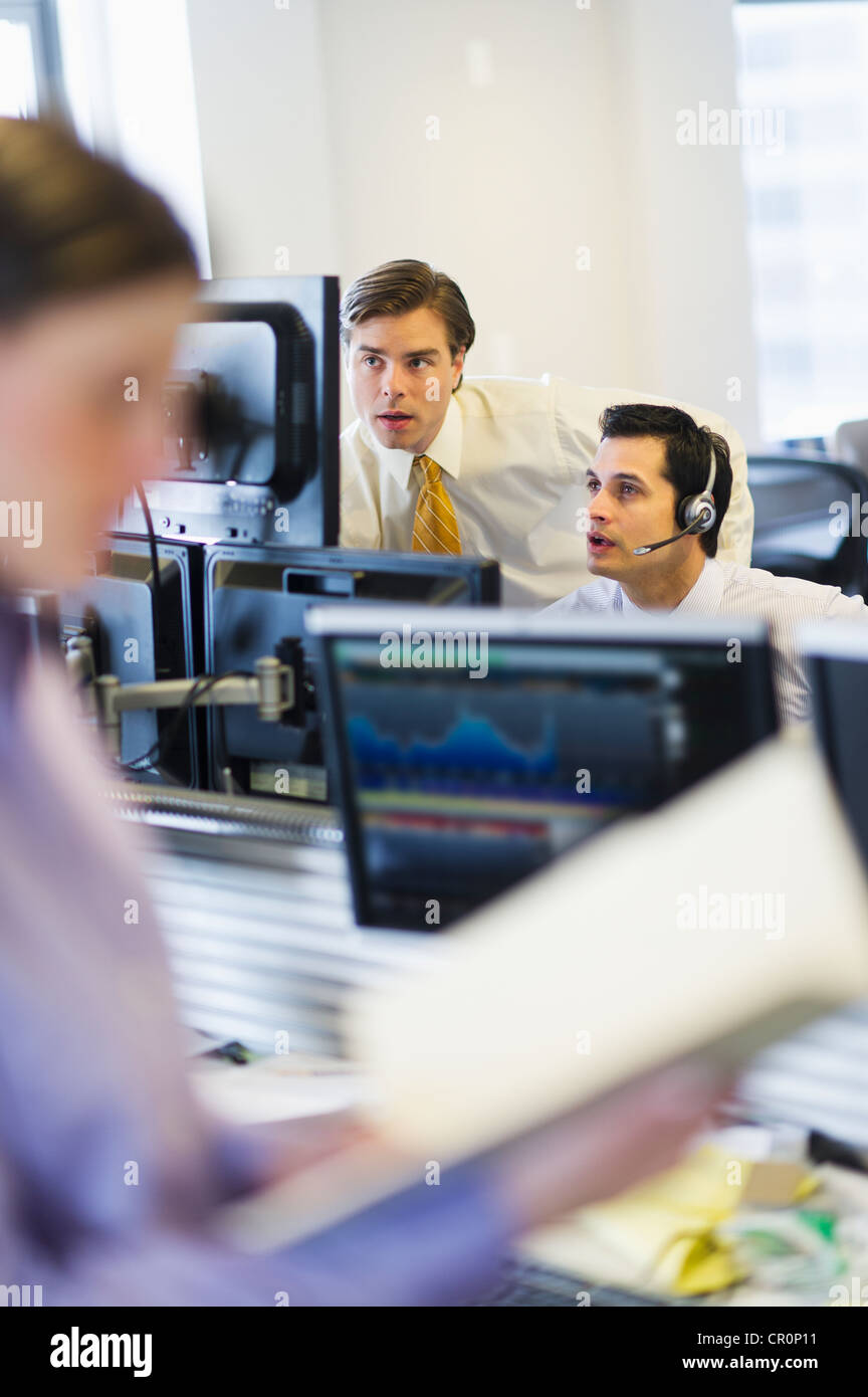 Stati Uniti d'America, New York New York City, commercianti al trading desk Foto Stock