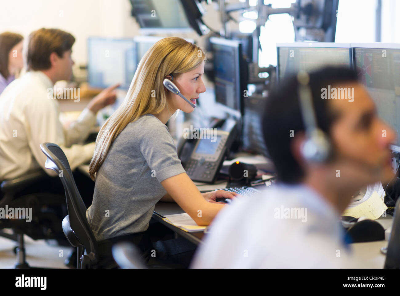 Stati Uniti d'America, New York New York City, commercianti al trading desk Foto Stock