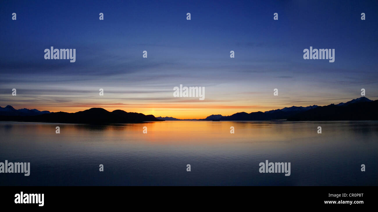 Le montagne e il mare - tramonto & alpineglow, Lynn Canal, Alaska Foto Stock